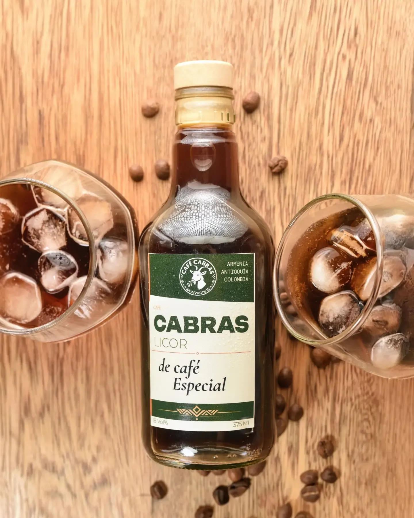 Botella de licor de café Cabras con dos copas