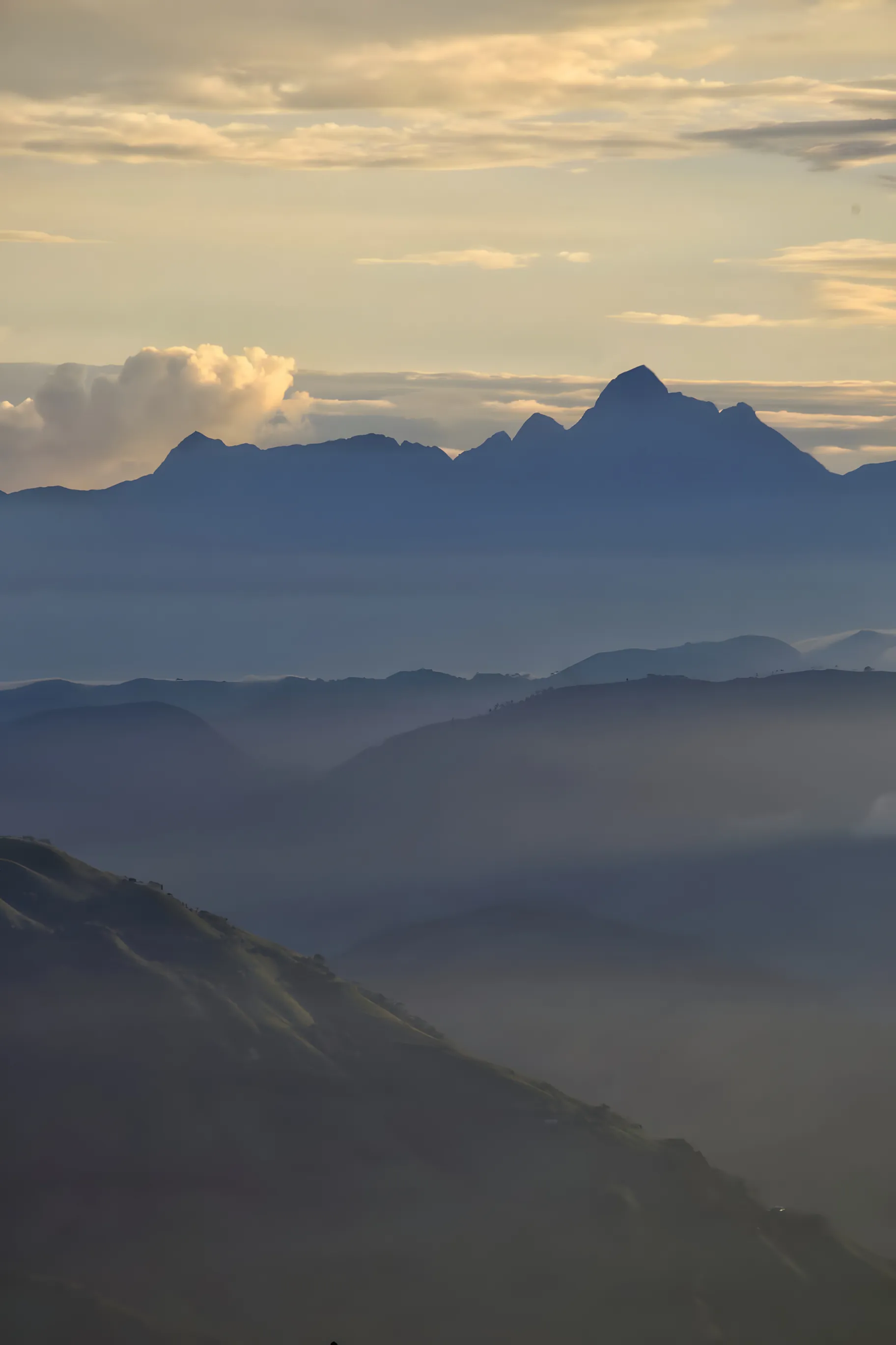 Capas de montañas azules entre la bruma en el suroeste antioqueño, vistas desde el mirador de La Florida